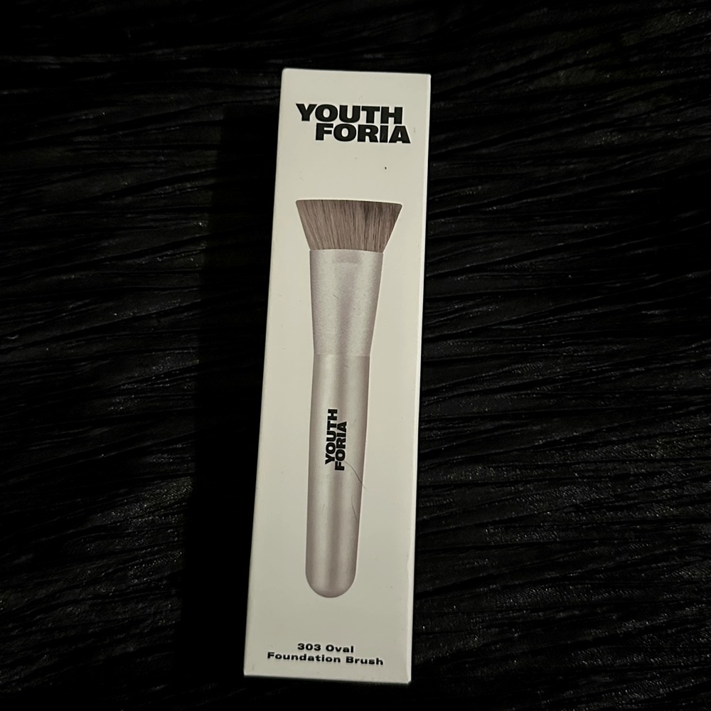 NIB YF oval foundation brush